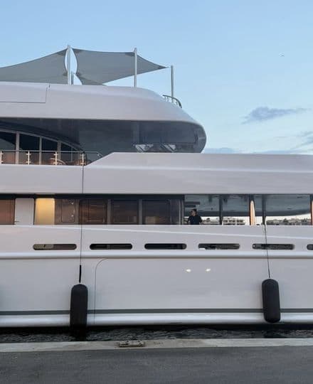 Yacht privé à quai, mission MSCP